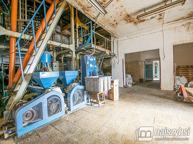 Obiekt przemysłowy z utwardzonym placem i rampą (11)