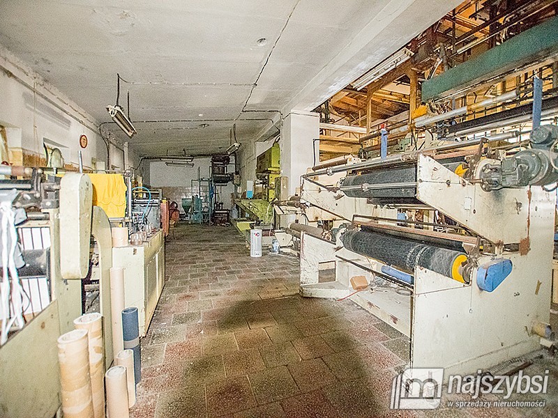 Obiekt przemysłowy z utwardzonym placem i rampą (12)