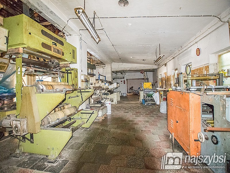 Obiekt przemysłowy z utwardzonym placem i rampą (13)