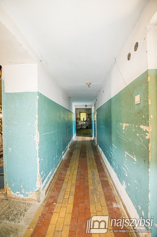 Obiekt przemysłowy z utwardzonym placem i rampą (14)