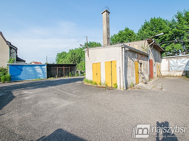 Obiekt przemysłowy z utwardzonym placem i rampą (2)