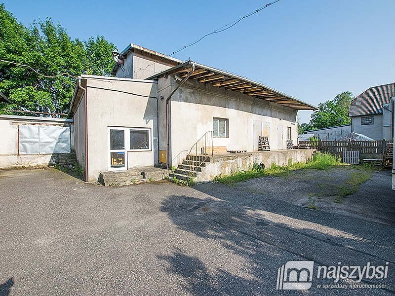 Obiekt przemysłowy z utwardzonym placem i rampą (3)