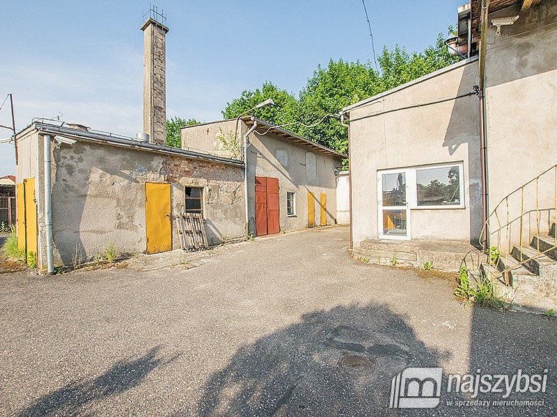 Obiekt przemysłowy z utwardzonym placem i rampą (4)