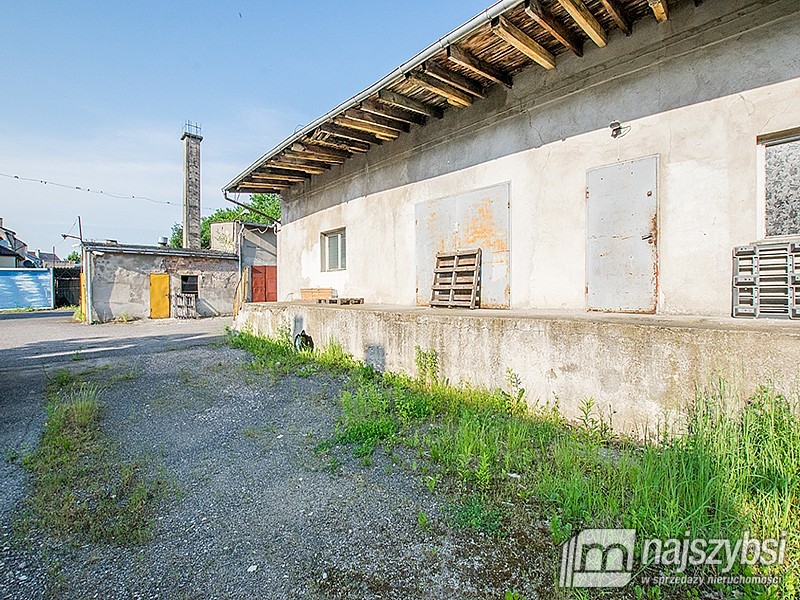 Obiekt przemysłowy z utwardzonym placem i rampą (5)