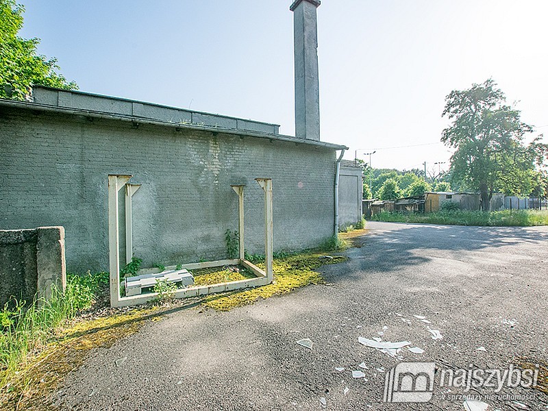 Obiekt przemysłowy z utwardzonym placem i rampą (6)