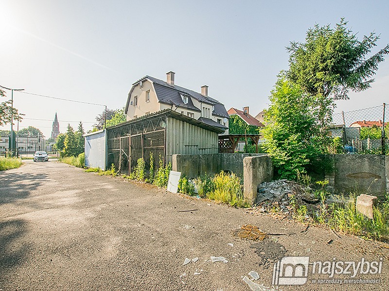 Obiekt przemysłowy z utwardzonym placem i rampą (7)