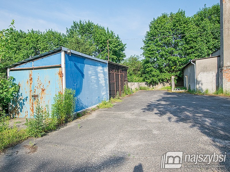 Obiekt przemysłowy z utwardzonym placem i rampą (8)