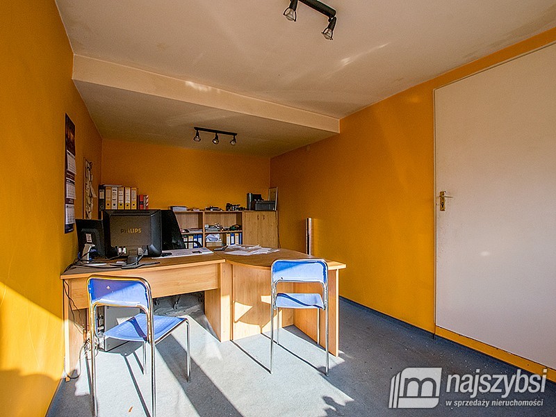 Obiekt przemysłowy z utwardzonym placem i rampą (9)