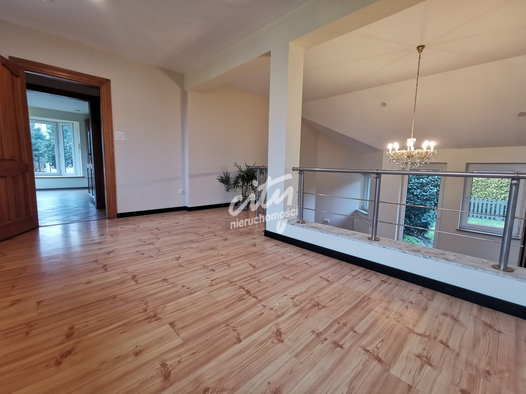 Piękny dom z ogrodem. (14)