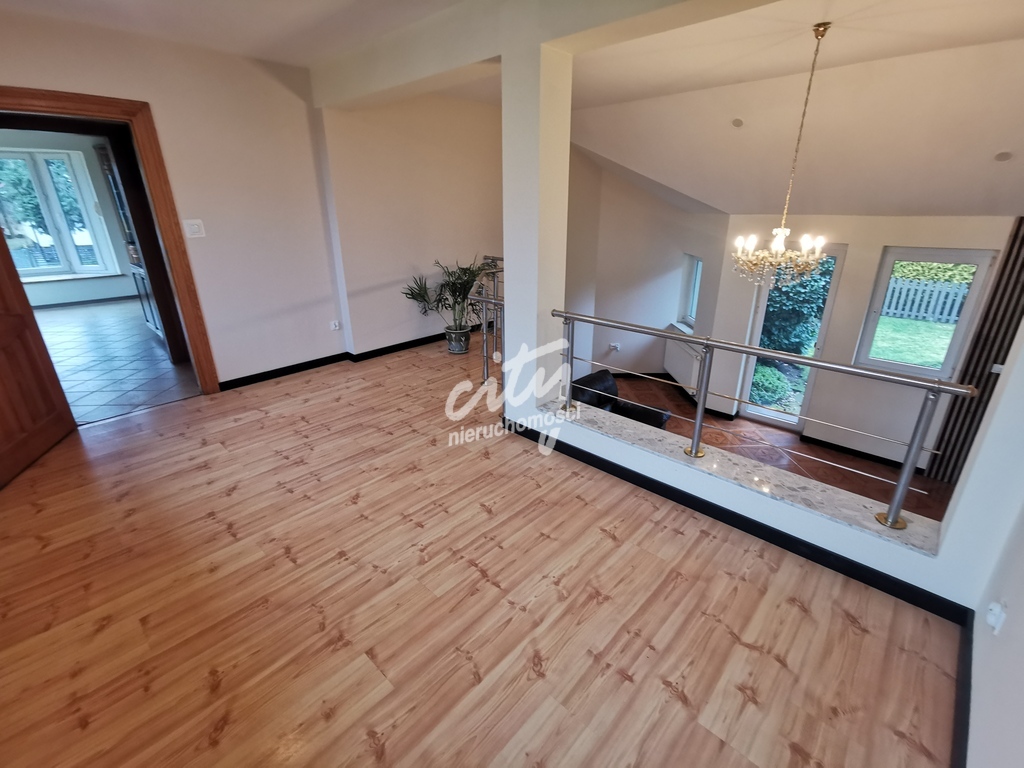 Piękny dom z ogrodem. (3)