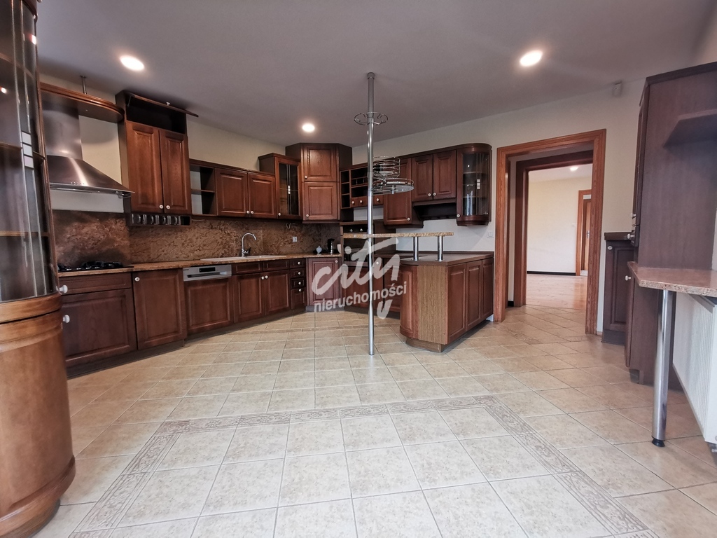 Piękny dom z ogrodem. (1)