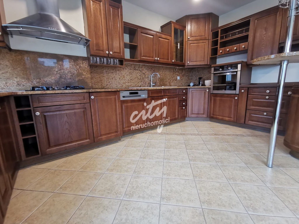 Piękny dom z ogrodem. (2)