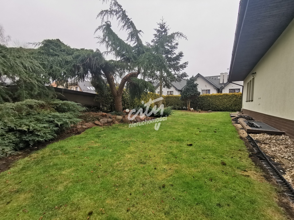 Piękny dom z ogrodem. (15)