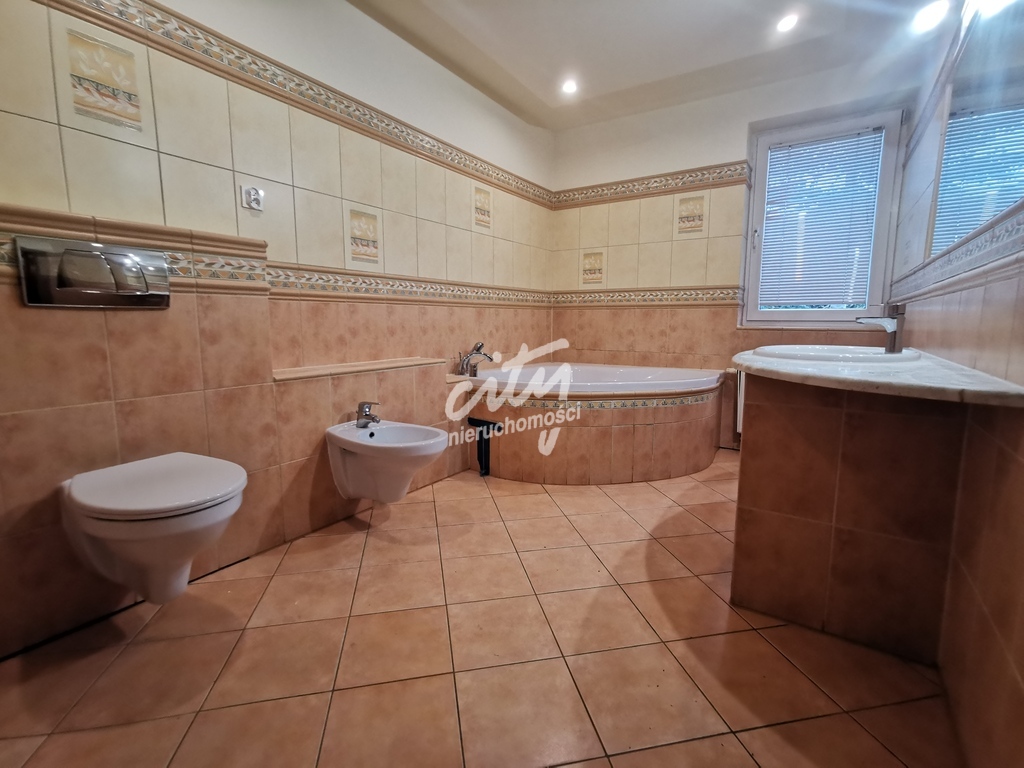 Piękny dom z ogrodem. (7)