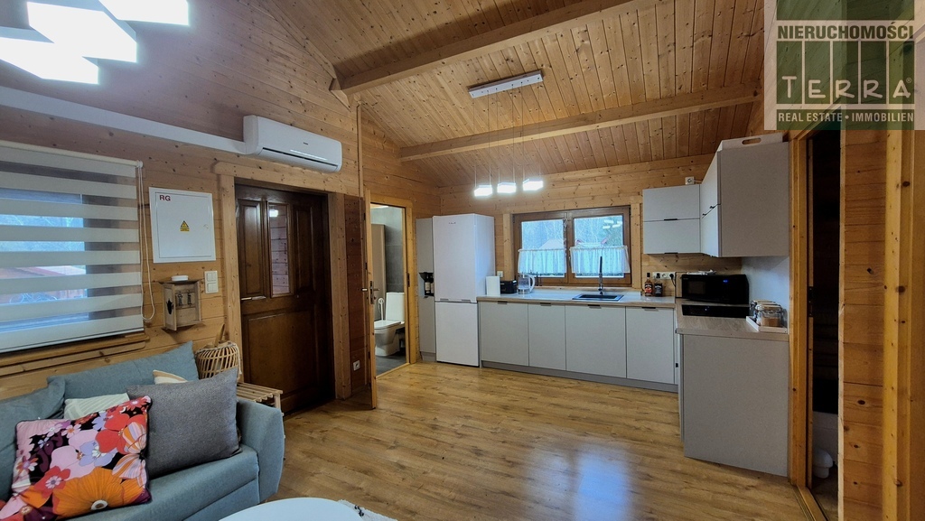 DOM Z BALI NAD JEZIOREM (13)