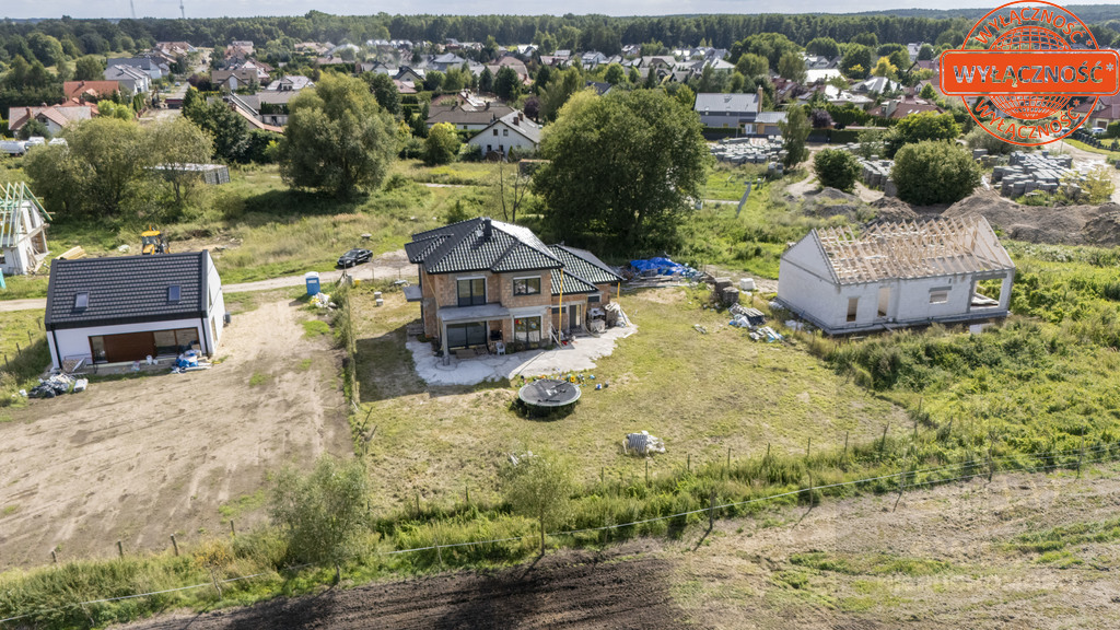 Nowoczesny dom z garażem na 2 auta z dużą działką (11)