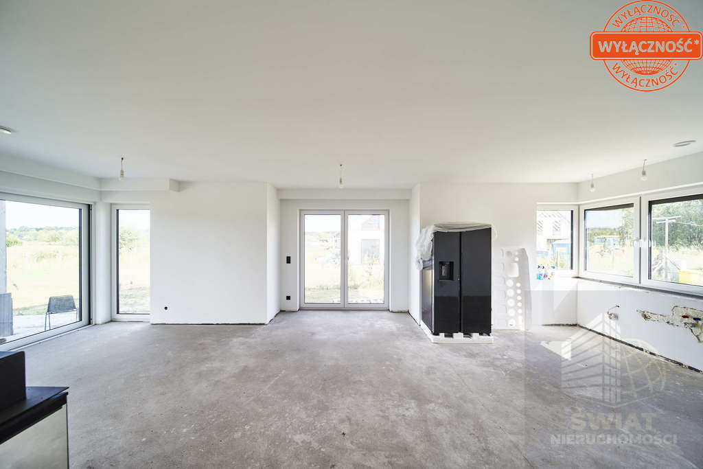 Nowoczesny dom z garażem na 2 auta z dużą działką (3)