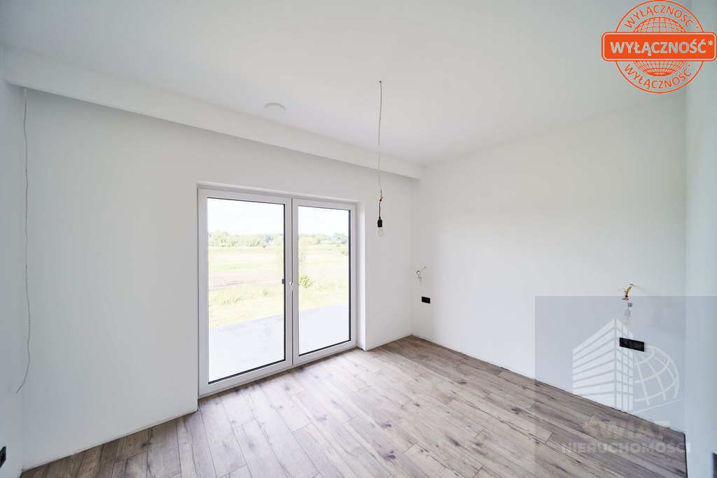 Nowoczesny dom z garażem na 2 auta z dużą działką (5)