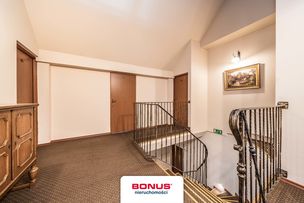 Niezwykły obiekt w stylu międzywojennym (13)