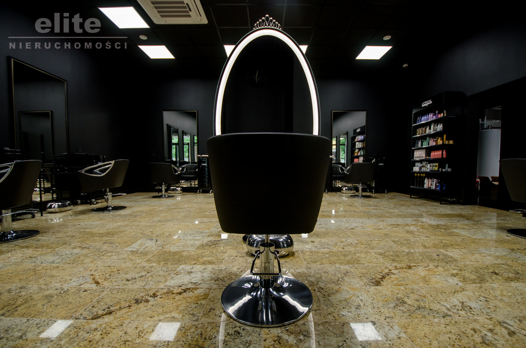 Lokal usługowy, witryny, parking (2)