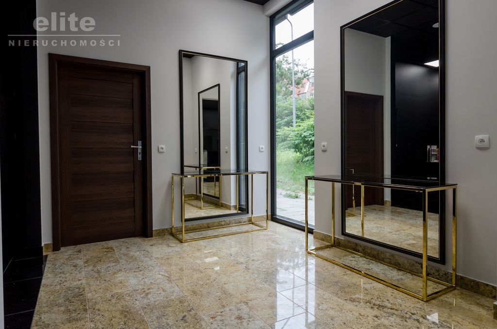 Lokal usługowy, witryny, parking (4)