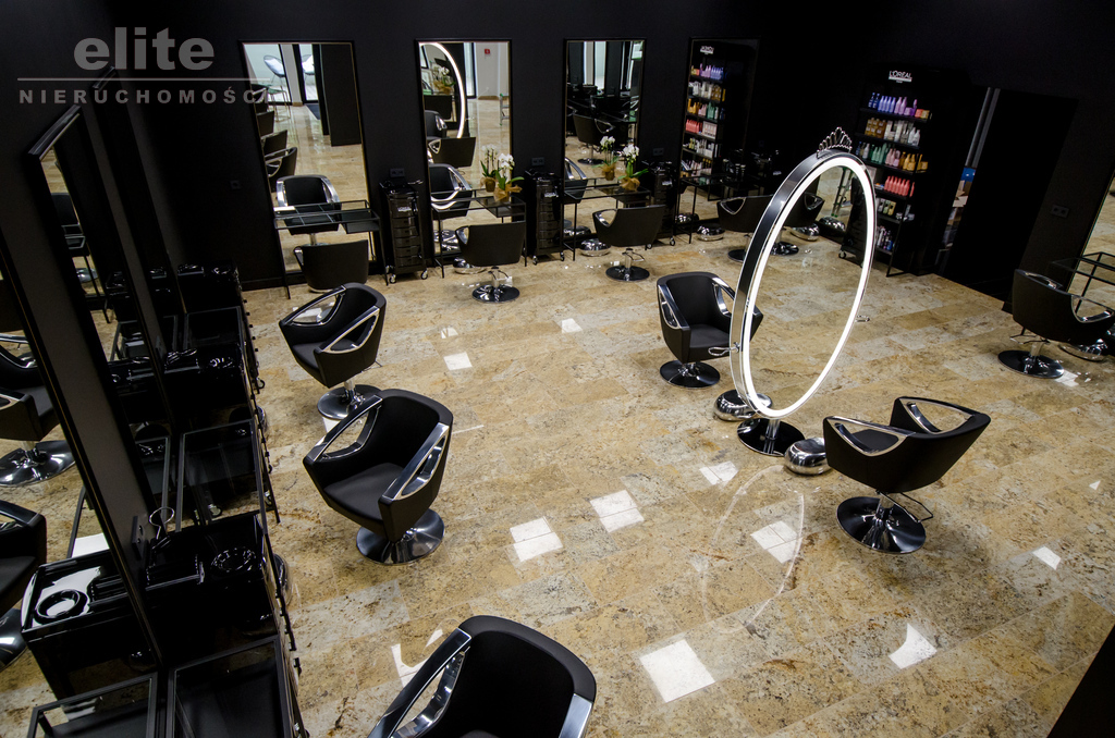 Lokal usługowy, witryny, parking (8)