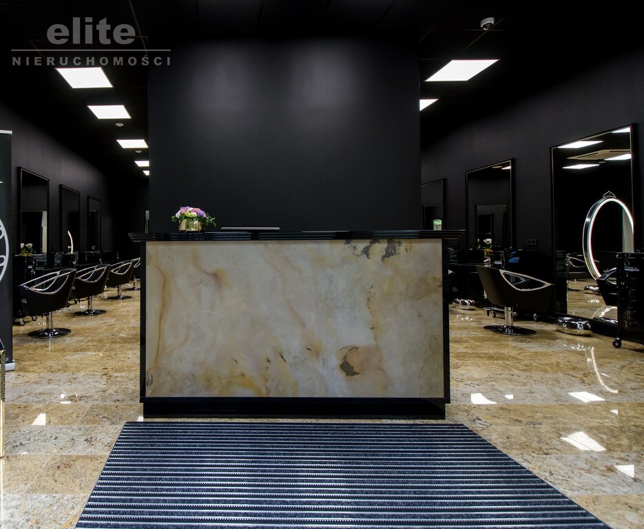 Lokal usługowy, witryny, parking (9)