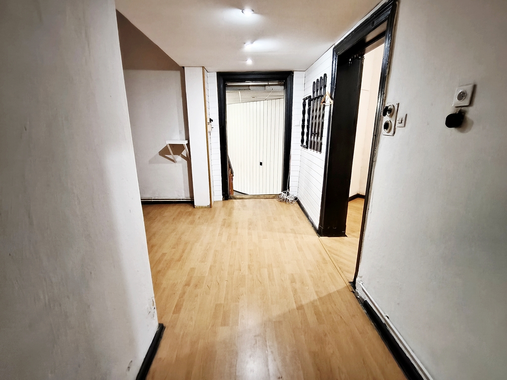 Nowa cena -lokal narożny o pow. 60,62 m2 z witryną (5)