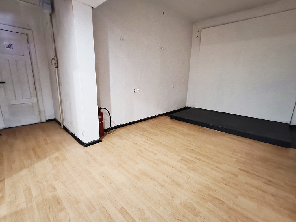 Nowa cena -lokal narożny o pow. 60,62 m2 z witryną (6)