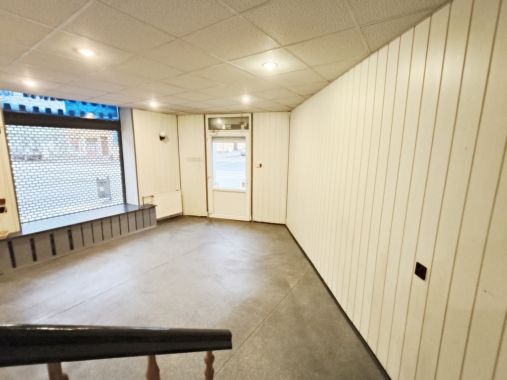 Nowa cena -lokal narożny o pow. 60,62 m2 z witryną (3)