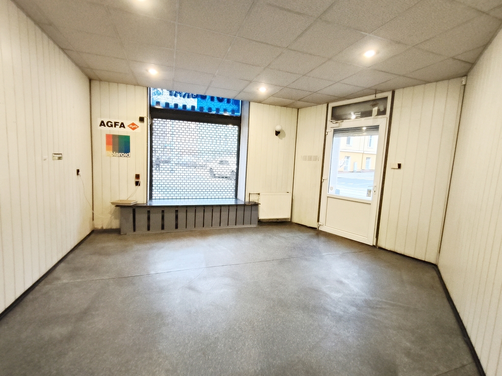 Nowa cena -lokal narożny o pow. 60,62 m2 z witryną (2)