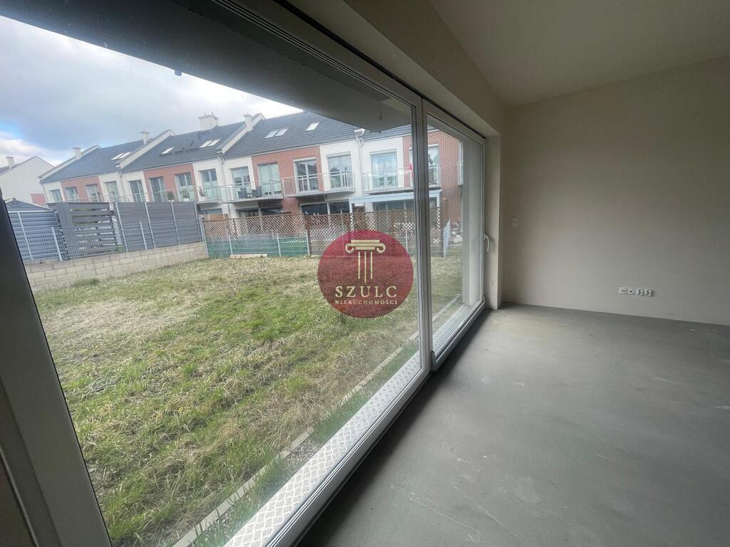 Na sprzedaż  nowy szeregowiec z dużym ogródkiem. (5)