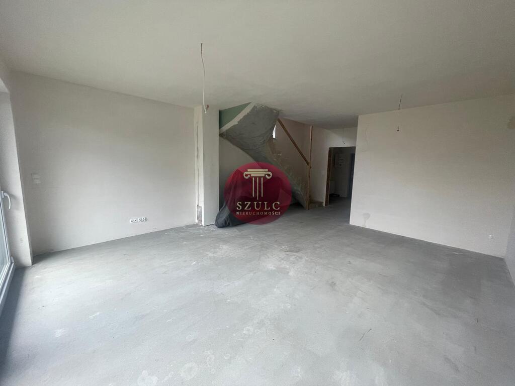 Na sprzedaż  nowy szeregowiec z dużym ogródkiem. (9)