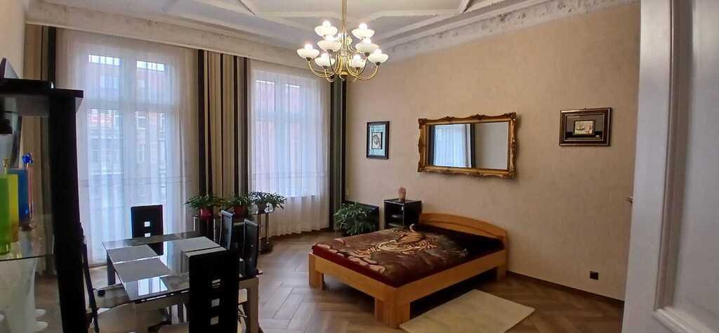 Klimatyczne mieszkanie w kamienicy w centrum (2)