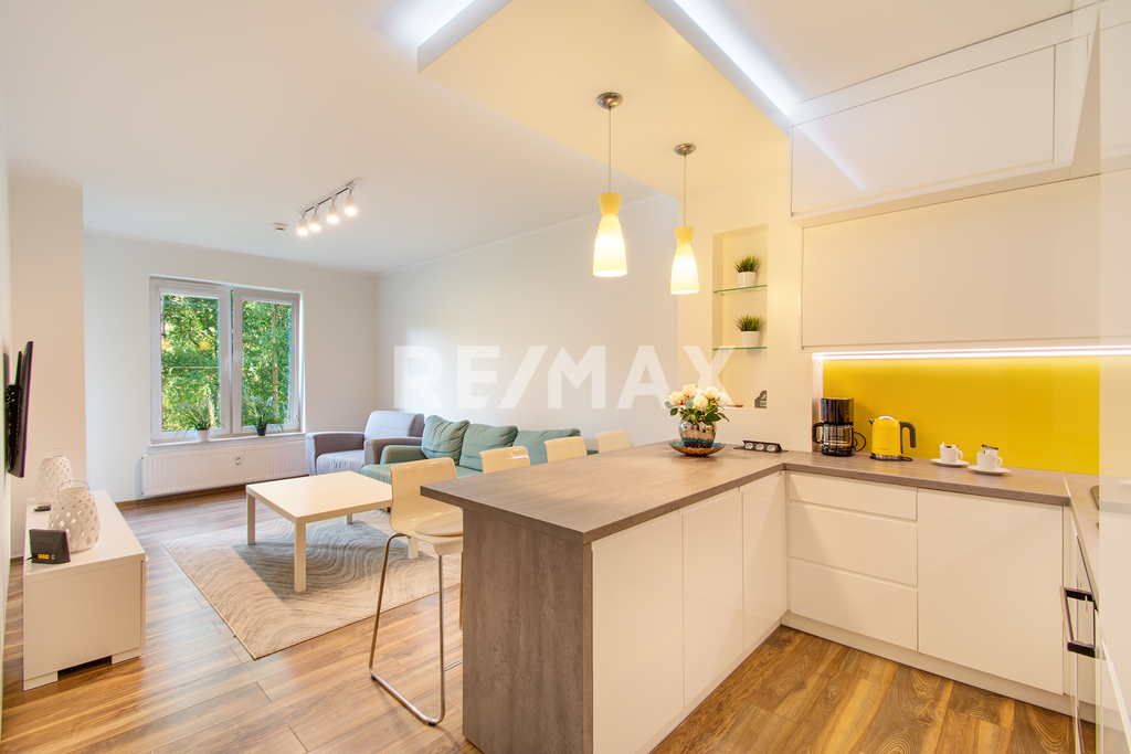 Urokliwy Apartament z Widokiem na Las Nadmorski (2)