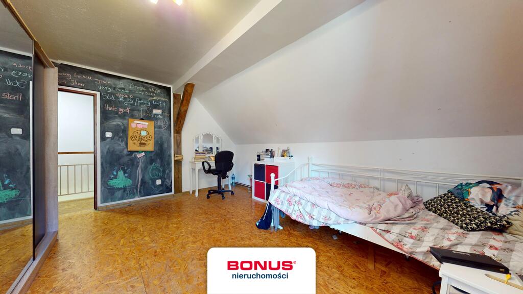 Dom na wsi z dużym zielonym terenem (18)