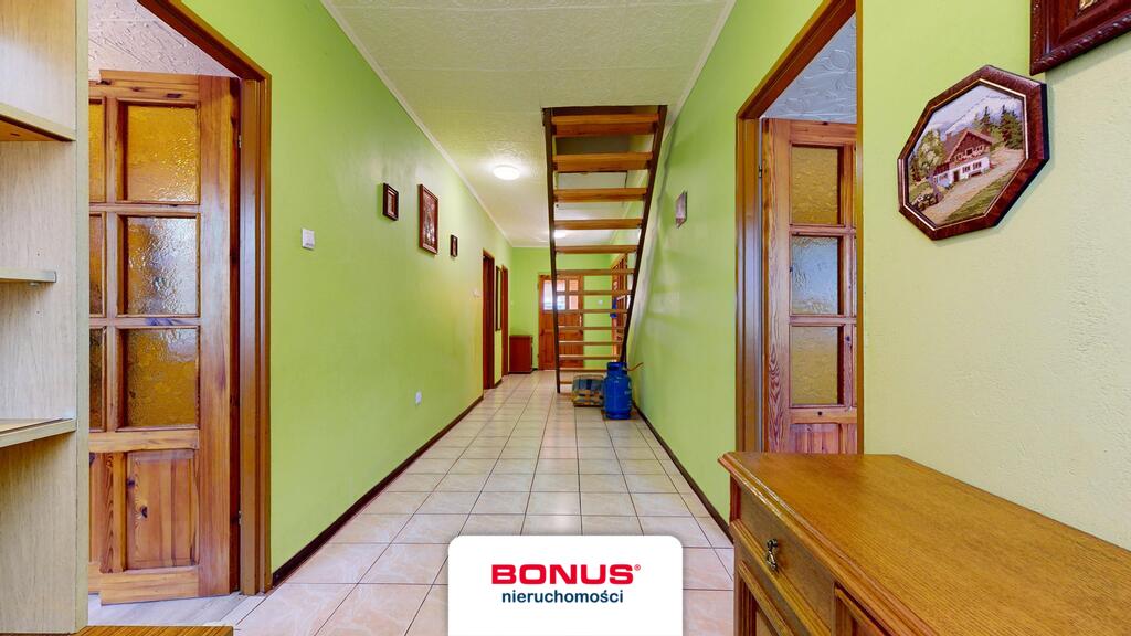 Dom na wsi z dużym zielonym terenem (6)