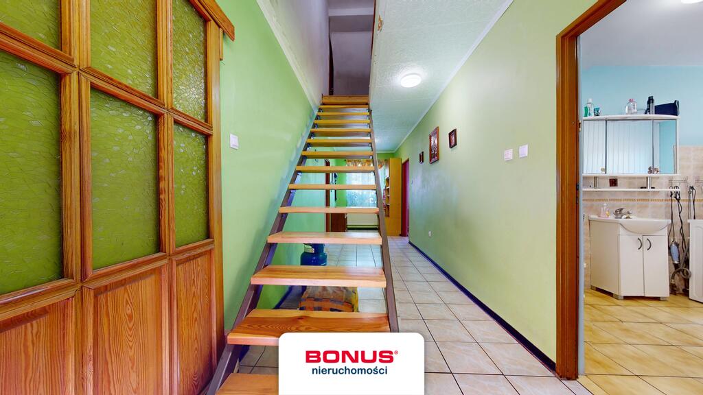 Dom na wsi z dużym zielonym terenem (5)