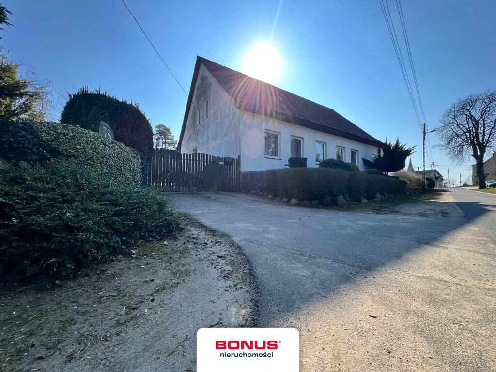 Dom na wsi z dużym zielonym terenem (25)