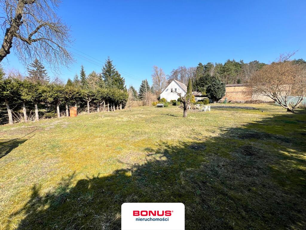 Dom na wsi z dużym zielonym terenem (26)