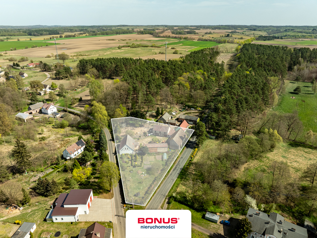 Dom na wsi z dużym zielonym terenem (15)