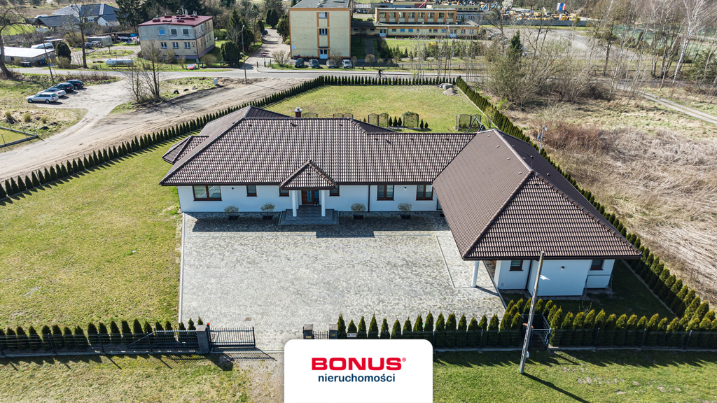 Dom parterowy; dwupokoleniowy i pod działalność. (3)