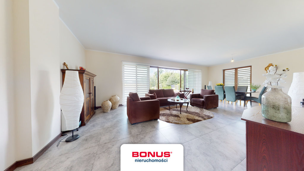 Dom parterowy; dwupokoleniowy i pod działalność. (6)