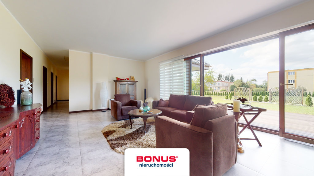 Dom parterowy; dwupokoleniowy i pod działalność. (7)