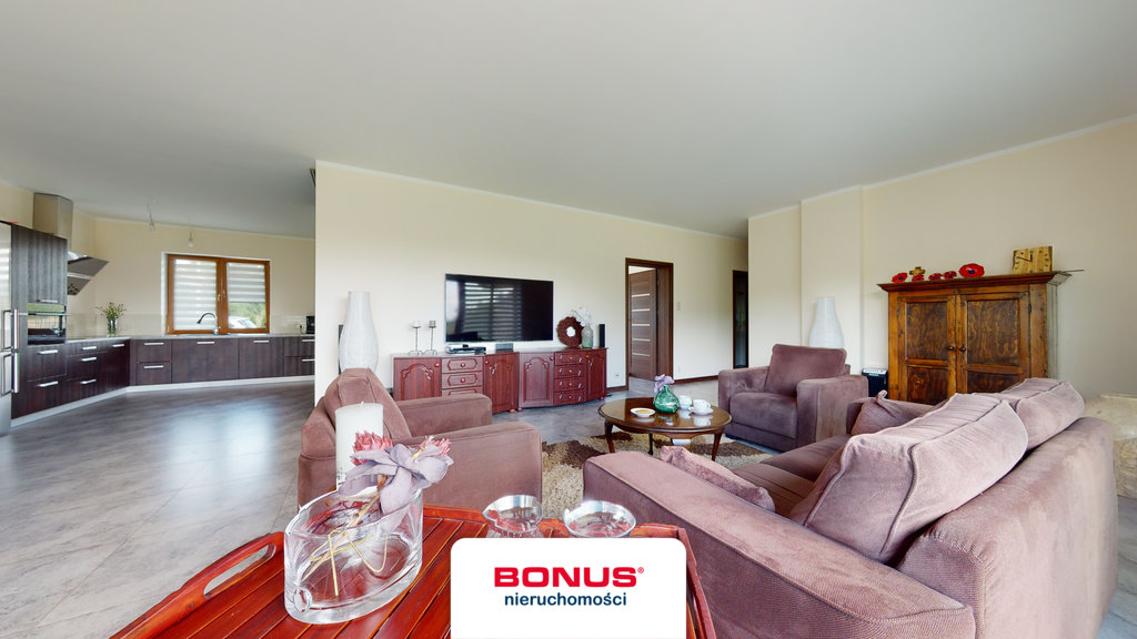 Dom parterowy; dwupokoleniowy i pod działalność. (8)