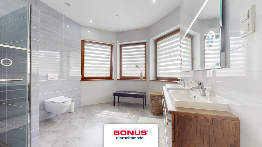 Dom parterowy; dwupokoleniowy i pod działalność. (14)