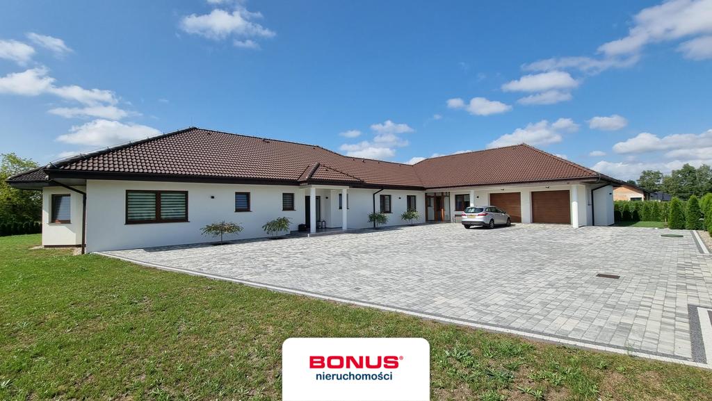 Dom parterowy; dwupokoleniowy i pod działalność. (2)