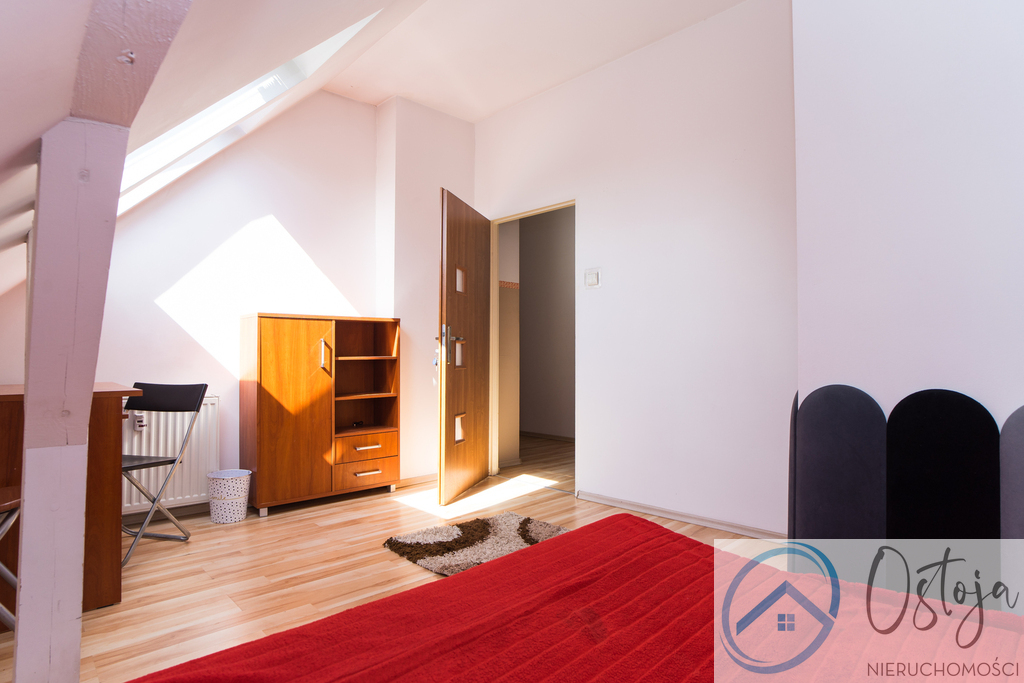 4 pokojowe na poddaszu blisko centrum (10)