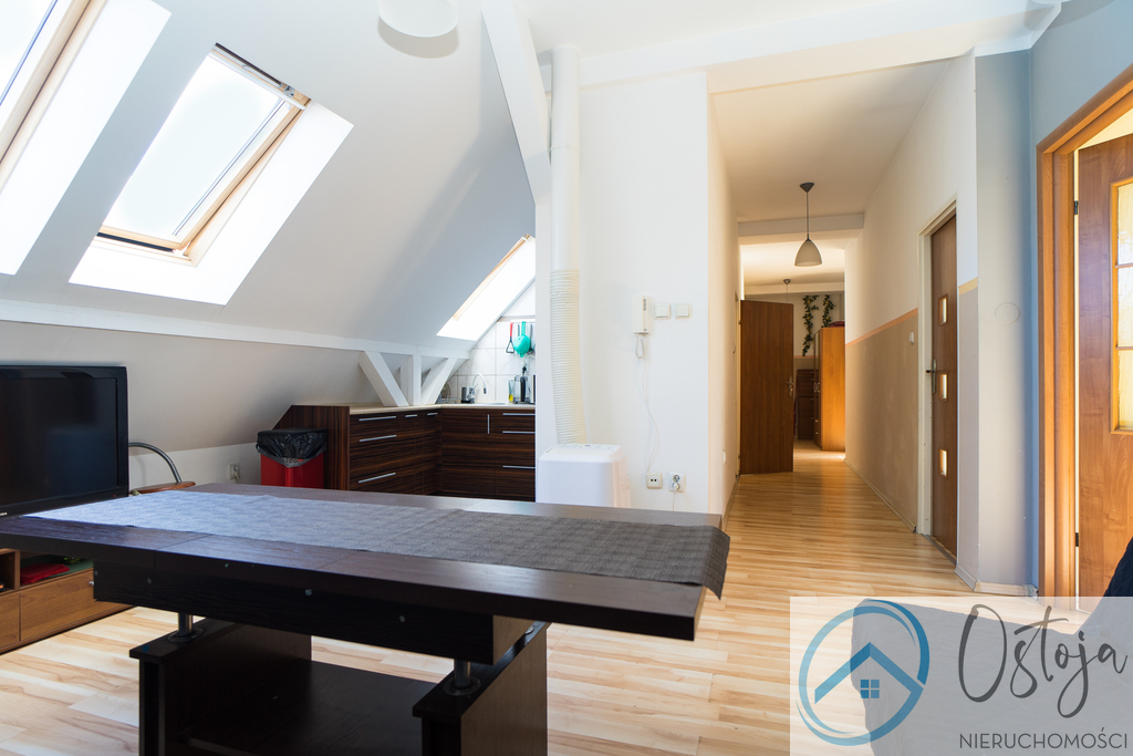 4 pokojowe na poddaszu blisko centrum (1)