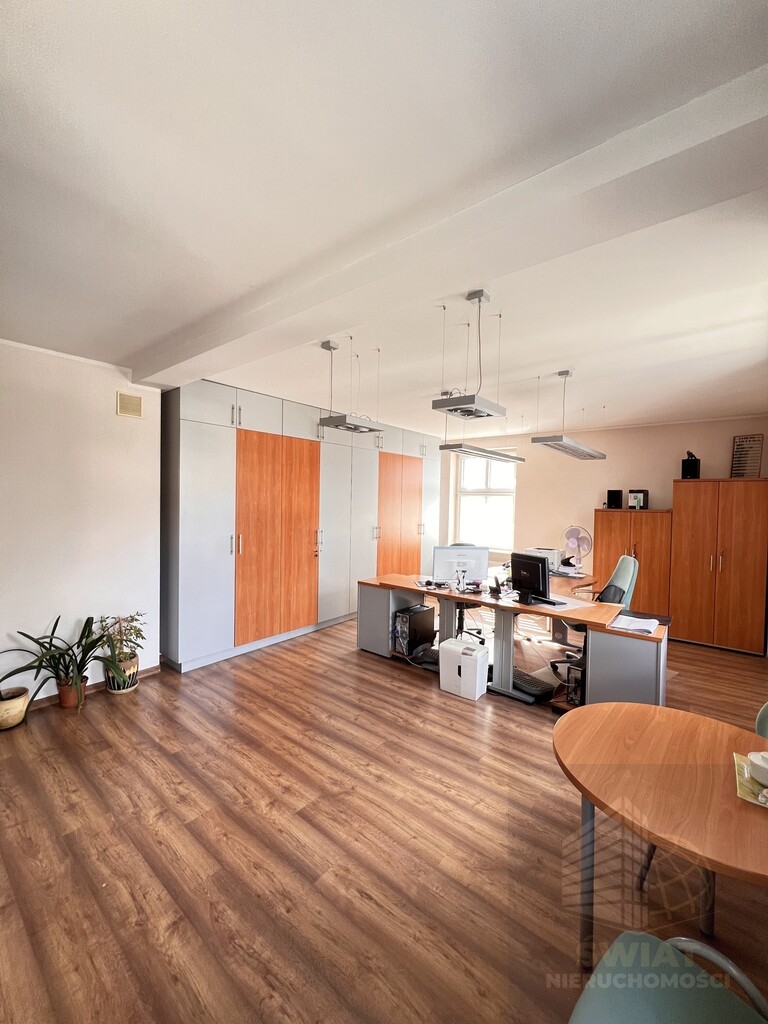 BUDYNEK HANDLOWO-USŁUGOWY (2)